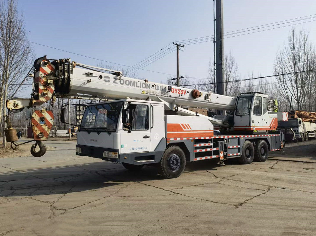 Hauteur maximale de levage 42,3 M Zoomlion QY25 Grue mobile de camion d'occasion Grue de 25 tonnes