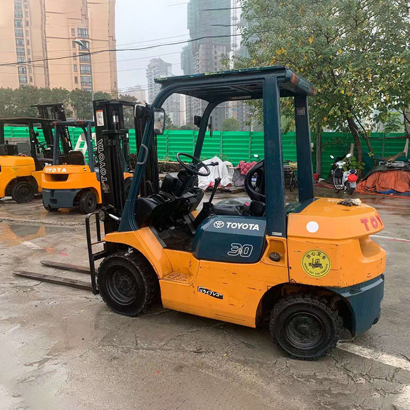 Le moteur diesel japonais Toyota utilise un chariot élévateur triplex de 3 tonnes pour la manutention des matériaux en entrepôt