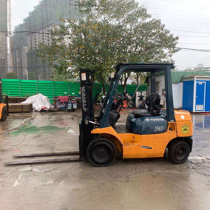 Le moteur diesel japonais Toyota utilise un chariot élévateur triplex de 3 tonnes pour la manutention des matériaux en entrepôt