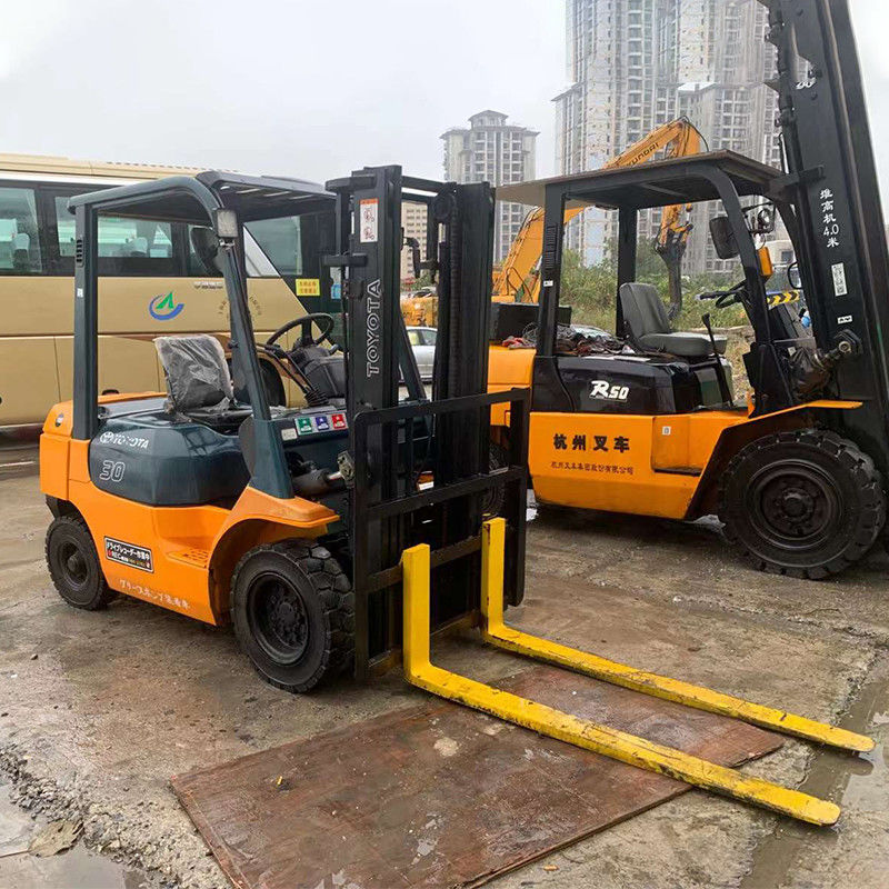 Le moteur diesel japonais Toyota utilise un chariot élévateur triplex de 3 tonnes pour la manutention des matériaux en entrepôt