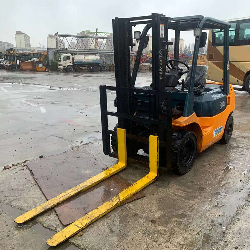 Le moteur diesel japonais Toyota utilise un chariot élévateur triplex de 3 tonnes pour la manutention des matériaux en entrepôt