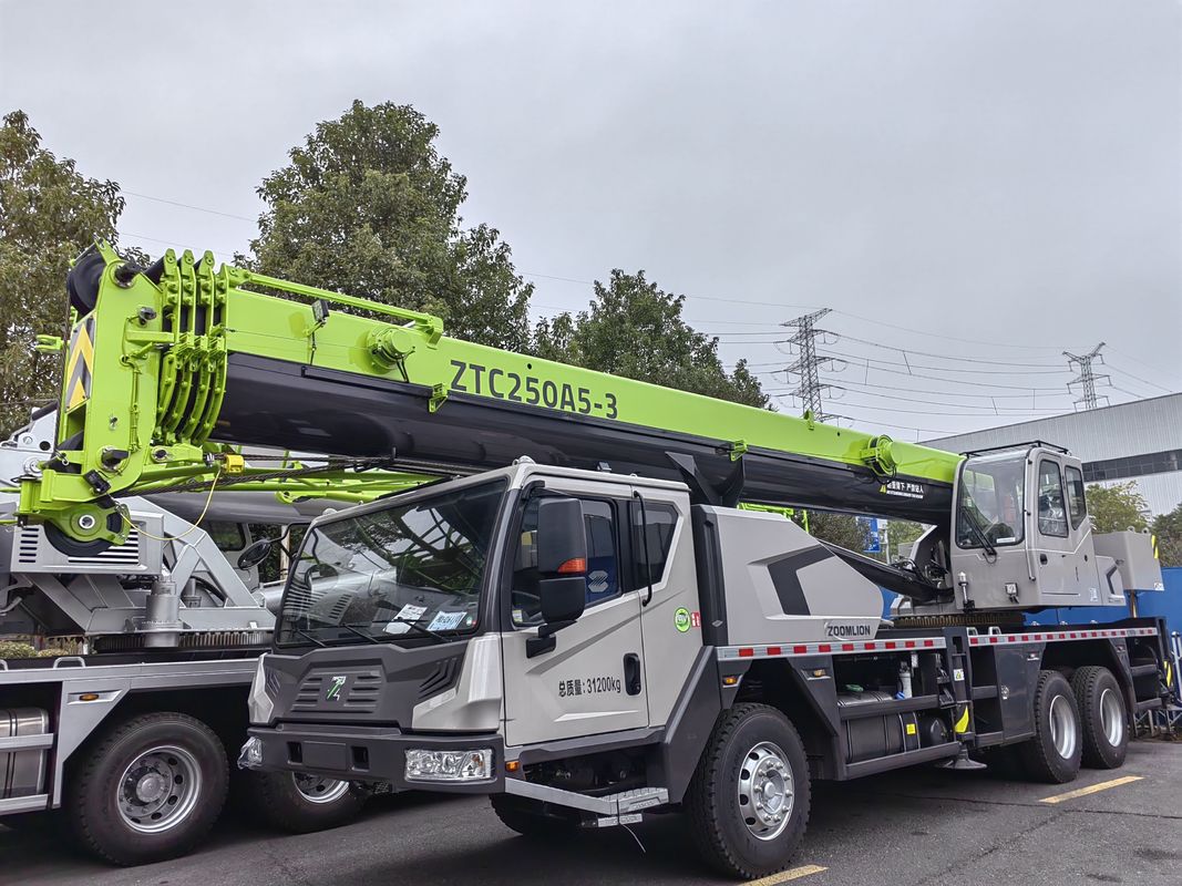 Crane de camion Zoomlion d'occasion de 25 tonnes, modèle 2022 avec 0 à 2000 heures de travail
