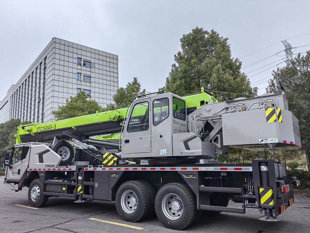 Crane de camion Zoomlion d'occasion de 25 tonnes, modèle 2022 avec 0 à 2000 heures de travail