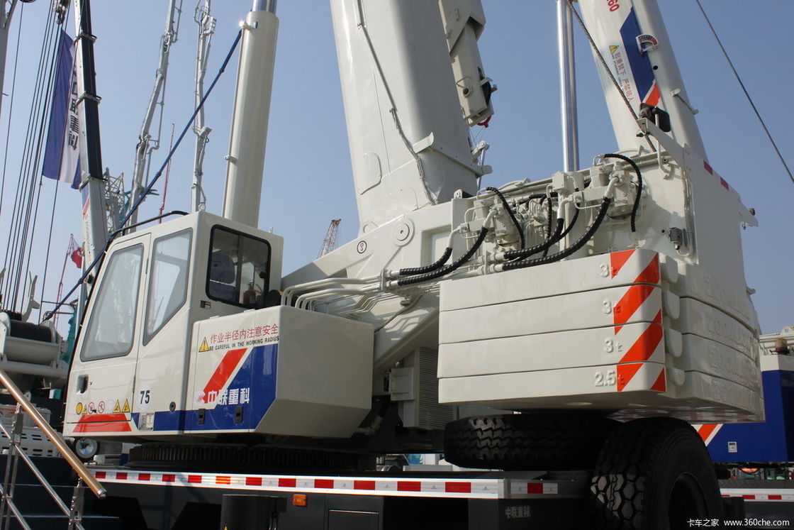 80 tonnes machine de grue utilisée Zoomlion Grue camion x3000 Équipement de levage pour le marché des Emirats Arabes Unis