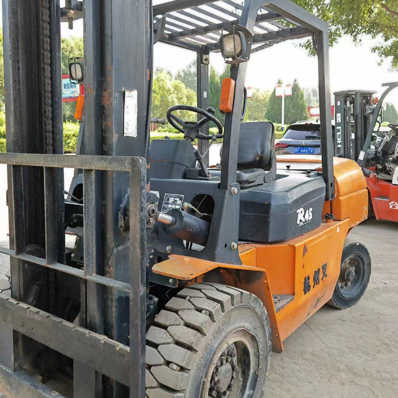 4.5 tonnes de chariot élévateur 4 roues motrices idéal pour divers environnements de travail et tâches