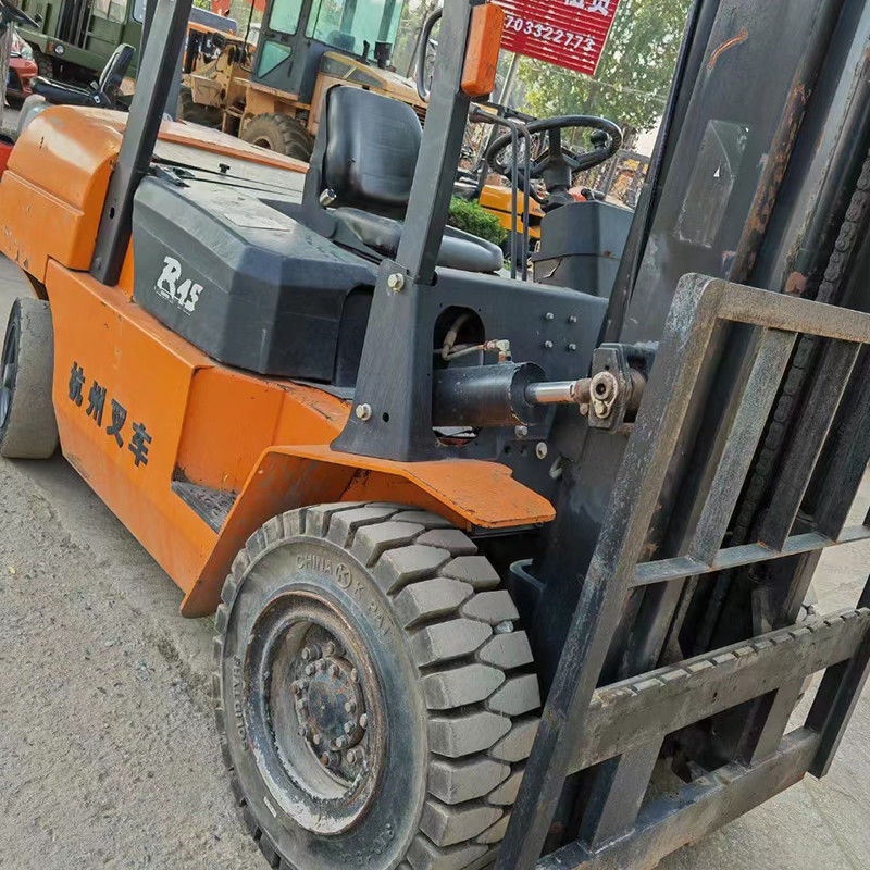 4.5 tonnes de chariot élévateur 4 roues motrices idéal pour divers environnements de travail et tâches
