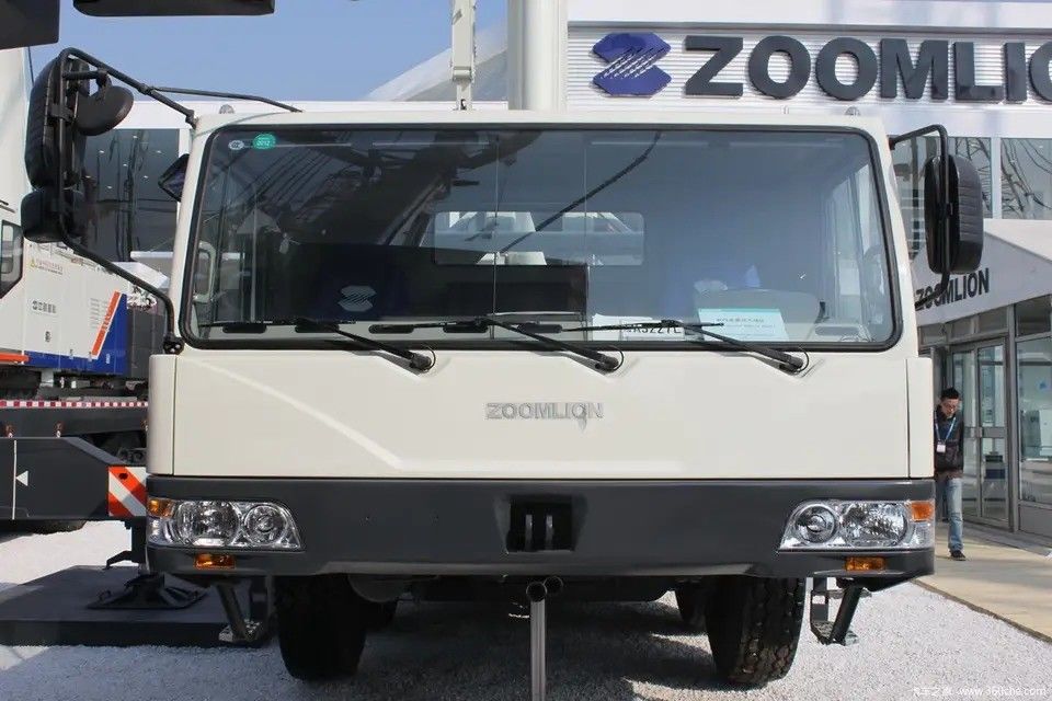 Cran utilisé Zoomlion de 80 tonnes x3000 Max. Hauteur de levage 42,3M Heures de travail 2001-4000