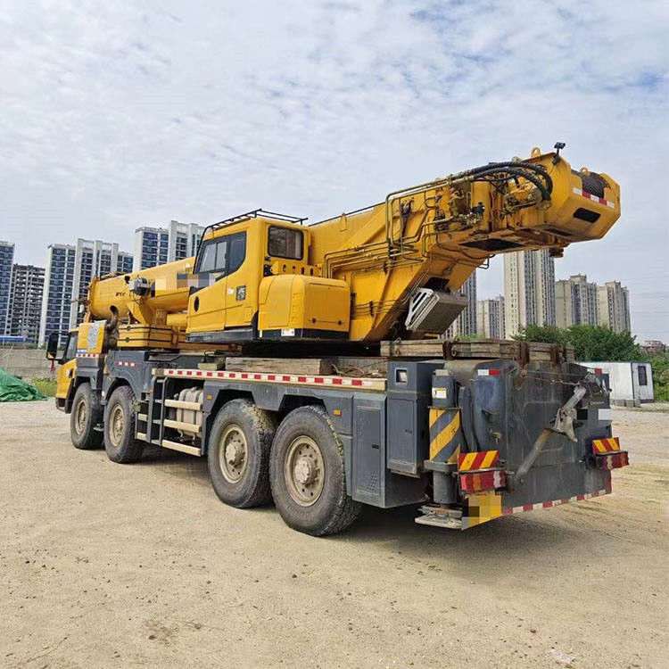 Crane de 130 tonnes XCT130 Téléscopique Cran d'araignée Camion de couleur originale Heures de travail 2001-4000