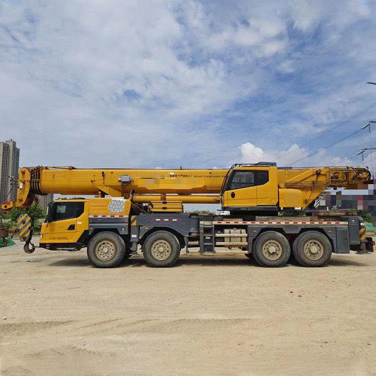 Crane de 130 tonnes XCT130 Téléscopique Cran d'araignée Camion de couleur originale Heures de travail 2001-4000
