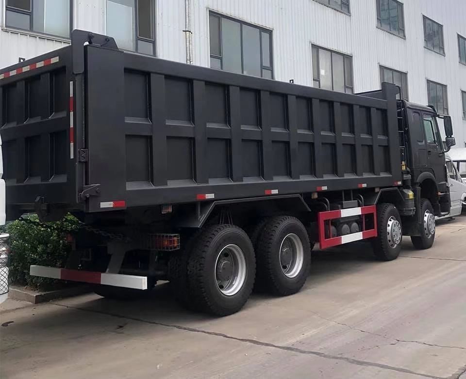 Utilisé Howo 8x4 12 roues 24 30 mètres cubes 35 tonnes 40 tonnes camion à bascule camion à déchargeur diesel pour le transport de sable
