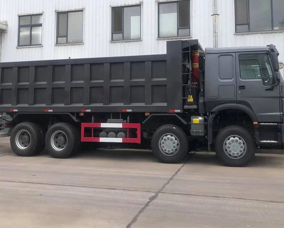 Utilisé Howo 8x4 12 roues 24 30 mètres cubes 35 tonnes 40 tonnes camion à bascule camion à déchargeur diesel pour le transport de sable