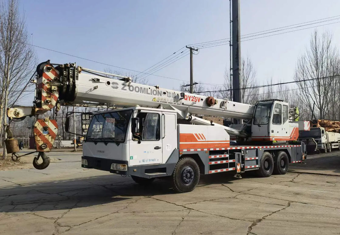Crane de camions de 20 tonnes avec couple de levage nominal maximal de 980KN.m en QY25V et couleur blanche