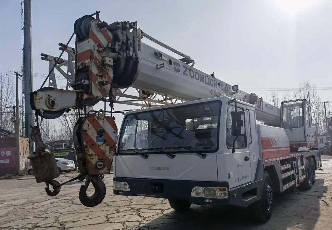 Crane de camions de 20 tonnes avec couple de levage nominal maximal de 980KN.m en QY25V et couleur blanche