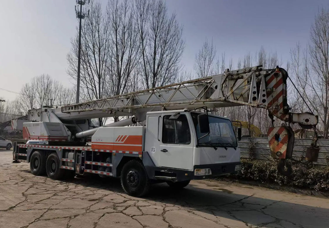 Crane de camions de 20 tonnes avec couple de levage nominal maximal de 980KN.m en QY25V et couleur blanche