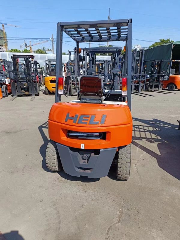 Un chariot élévateur diesel de 2,5 tonnes propre et puissant pour le transport de marchandises dans les fermes