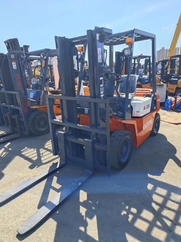 Un chariot élévateur diesel de 2,5 tonnes propre et puissant pour le transport de marchandises dans les fermes
