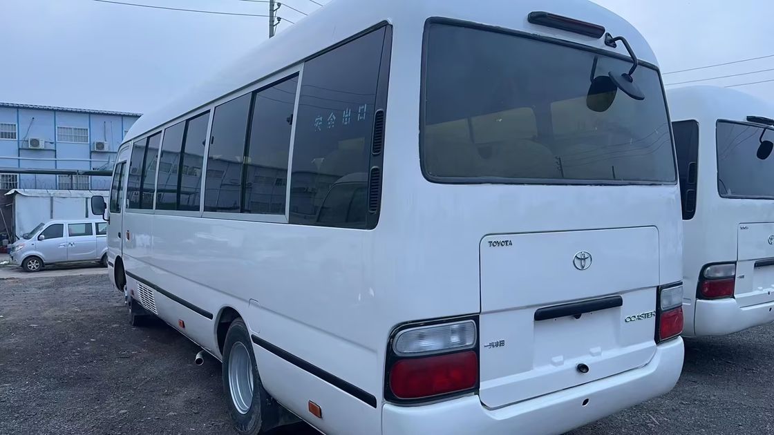 16-30 sièges Toyota Coaster Bus d'occasion avec type de carburant diesel et caractéristiques de luxe