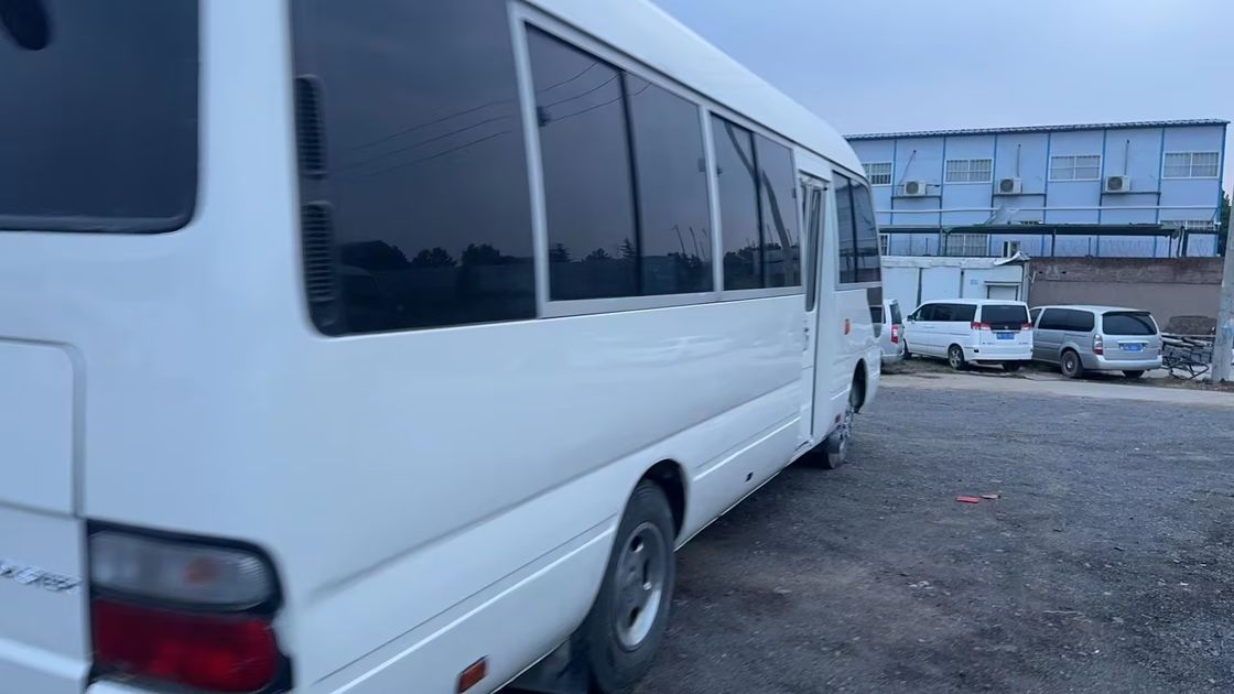 16-30 sièges Toyota Coaster Bus d'occasion avec type de carburant diesel et caractéristiques de luxe