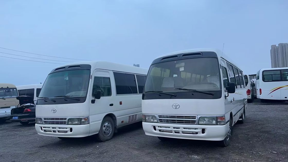 16-30 sièges Toyota Coaster Bus d'occasion avec type de carburant diesel et caractéristiques de luxe