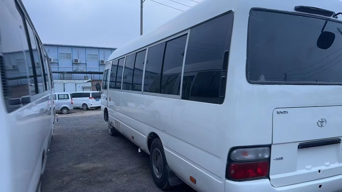 16-30 sièges Toyota Coaster Bus d'occasion avec type de carburant diesel et caractéristiques de luxe