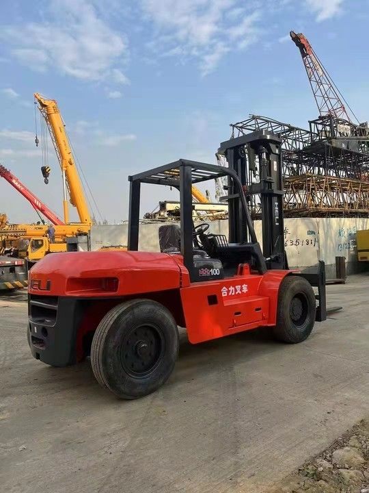 Un chariot élévateur chinois d'occasion HELI de 10 tonnes diesel avec changement de bord, approuvé par de nombreuses entreprises