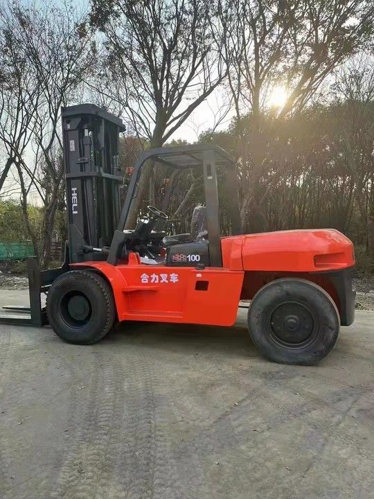 Un chariot élévateur chinois d'occasion HELI de 10 tonnes diesel avec changement de bord, approuvé par de nombreuses entreprises