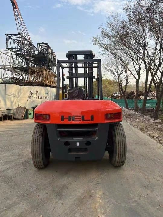 Un chariot élévateur chinois d'occasion HELI de 10 tonnes diesel avec changement de bord, approuvé par de nombreuses entreprises