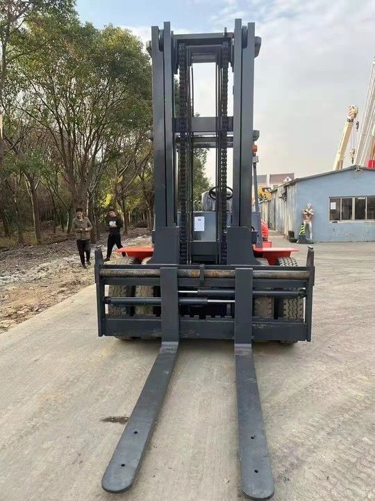 Un chariot élévateur chinois d'occasion HELI de 10 tonnes diesel avec changement de bord, approuvé par de nombreuses entreprises