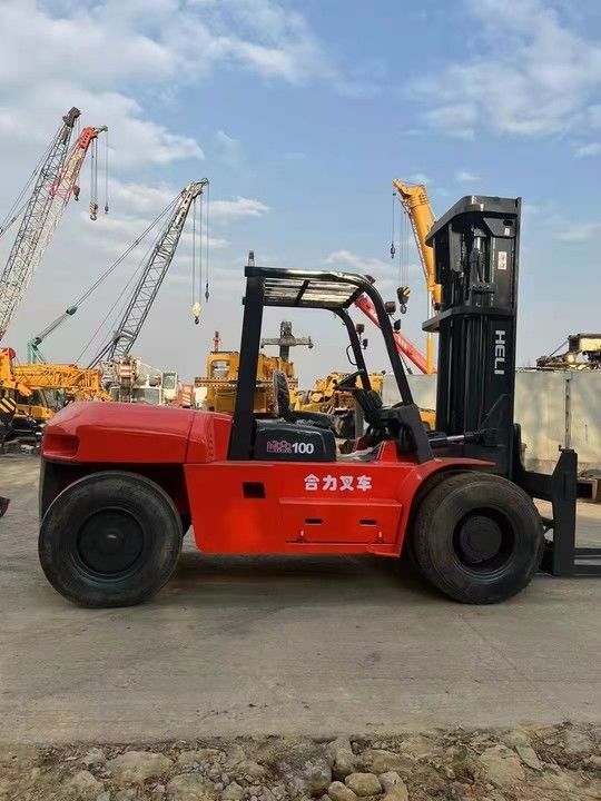 Un chariot élévateur chinois d'occasion HELI de 10 tonnes diesel avec changement de bord, approuvé par de nombreuses entreprises
