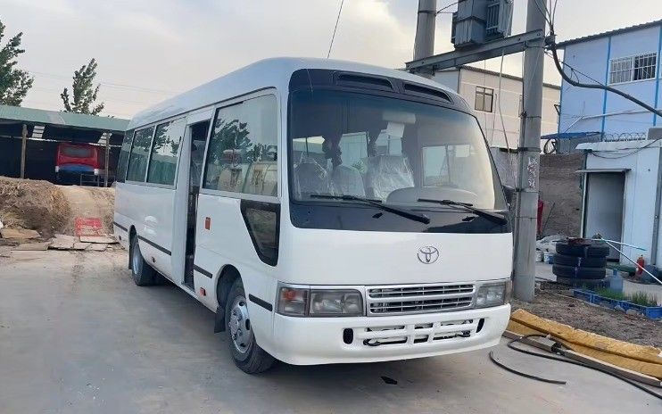 Autobus Toyota Coaster à conduite à gauche abordable avec pneus 9.00R20 et puissance maximale 113/5200