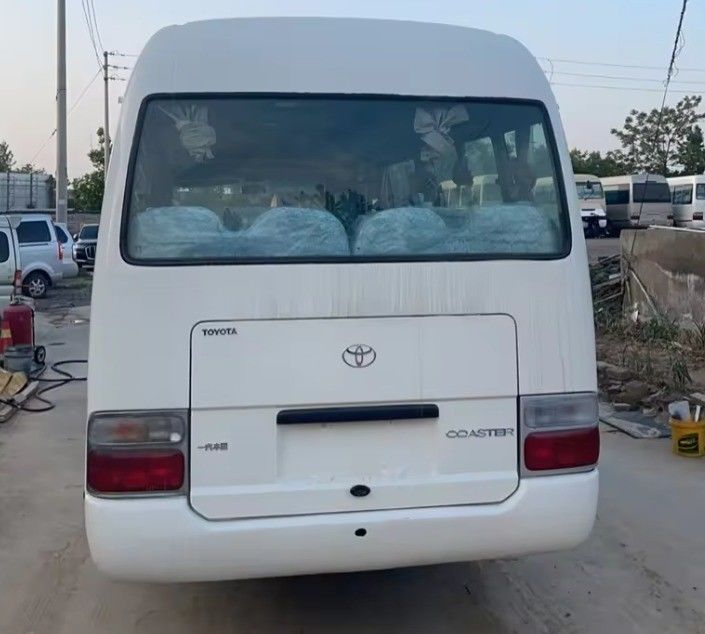 Autobus Toyota Coaster à conduite à gauche abordable avec pneus 9.00R20 et puissance maximale 113/5200
