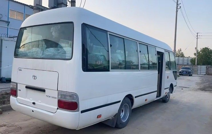 Autobus Toyota Coaster à conduite à gauche abordable avec pneus 9.00R20 et puissance maximale 113/5200