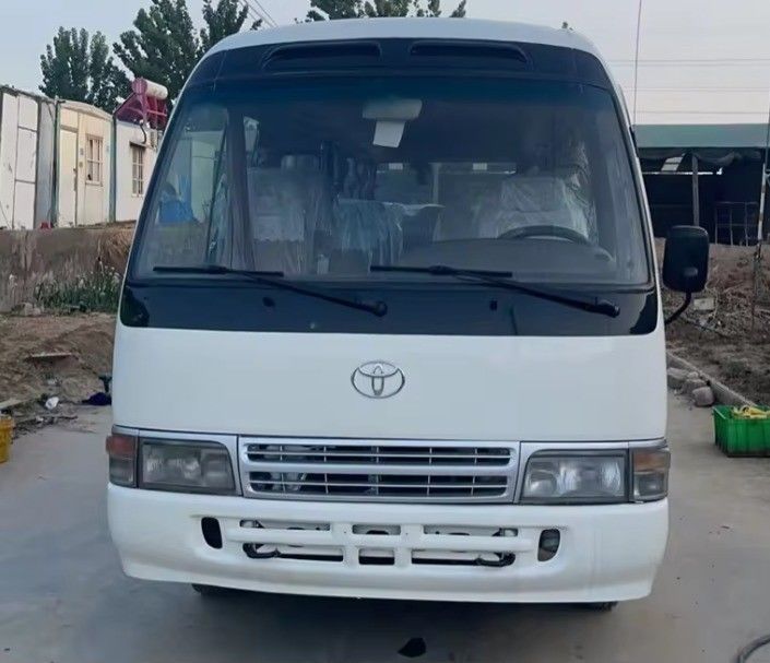Autobus Toyota Coaster à conduite à gauche abordable avec pneus 9.00R20 et puissance maximale 113/5200