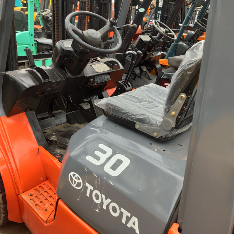 3 tonnes de chariot élévateur diesel Toyota FD30 pour le bâtiment et l'agriculture 2001-4000 heures de travail