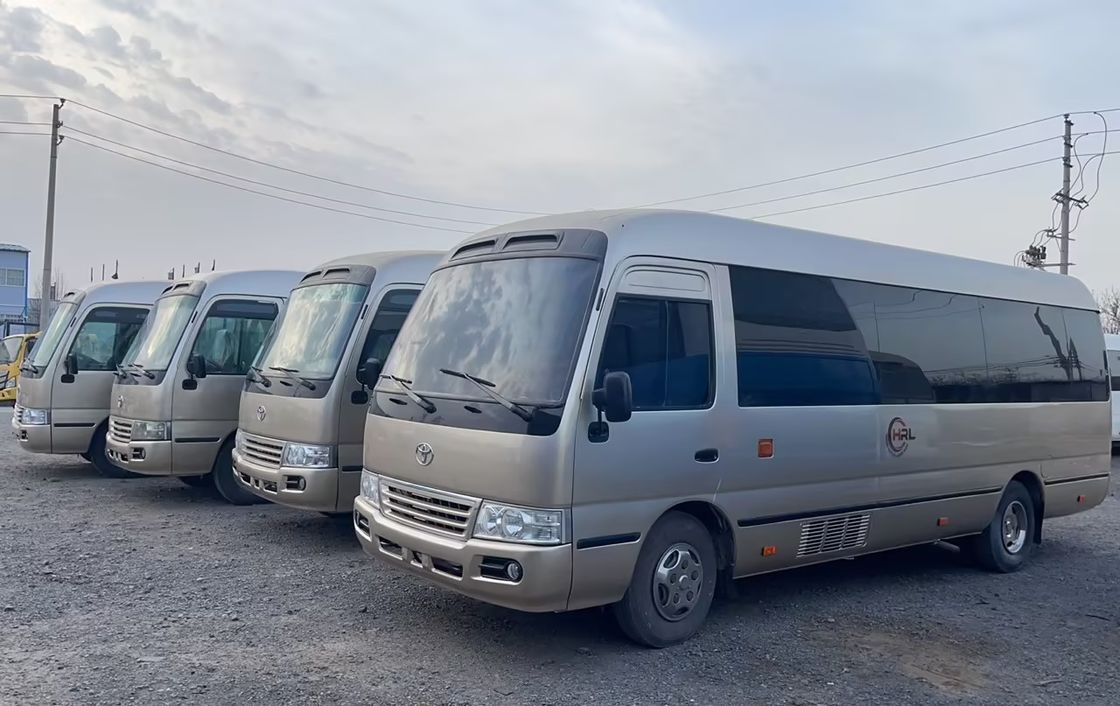 Autobus à moteur diesel 23-30 places en bon état 6 à 8 litres de capacité