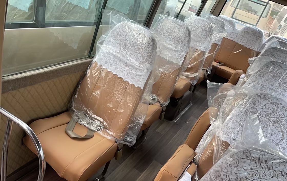 Autobus à moteur diesel 23-30 places en bon état 6 à 8 litres de capacité
