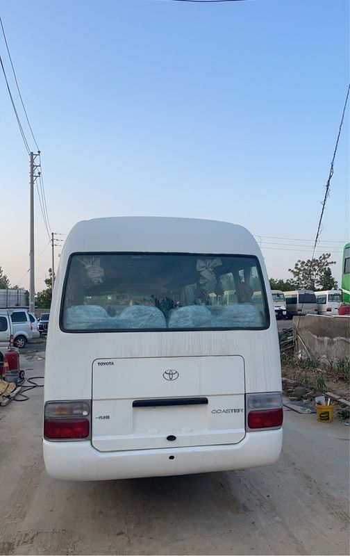 Autobus Toyota 30 places avec frein à air double circuit en parfait état.