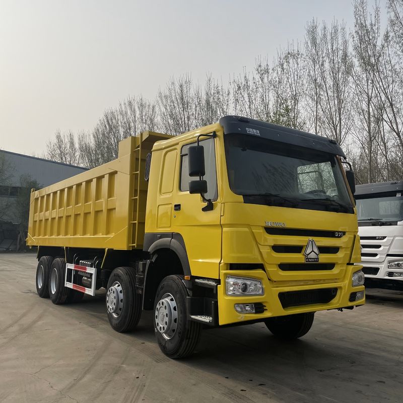 Utilisé HOWO 8*4 camionneur à décharge lourd-service camionneur à décharge 12.00R20 18PR en LHD SINO