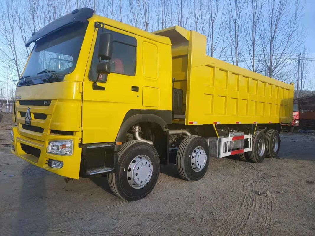 Utilisé HOWO 8*4 camionneur à décharge lourd-service camionneur à décharge 12.00R20 18PR en LHD SINO