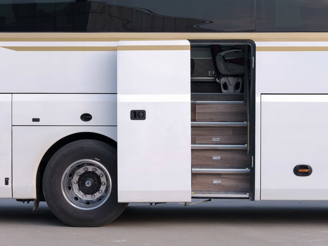 Autobus de 50 places avec moteur à traction gauche de capacité 8L type de carburant garanti Diesel