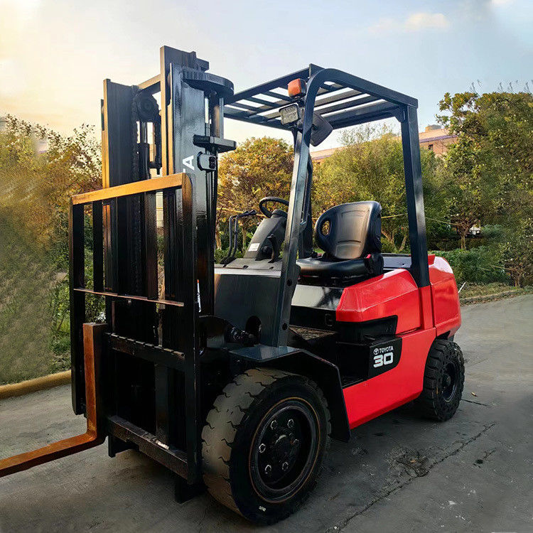 Un chariot élévateur Toyota 8FD30 diesel de 3 tonnes pour vos besoins professionnels