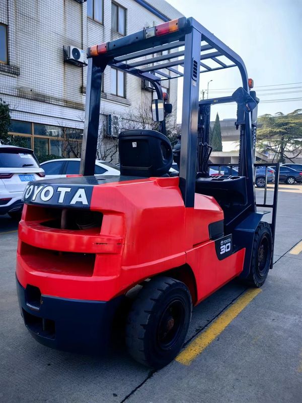 Un chariot élévateur Toyota 8FD30 diesel de 3 tonnes pour vos besoins professionnels