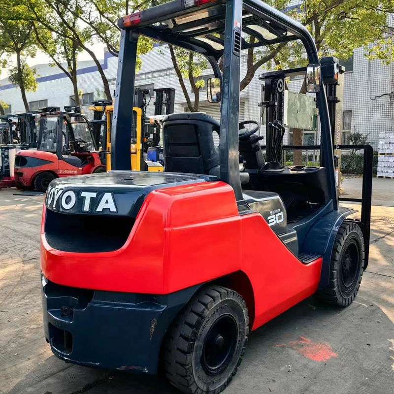 3 tonnes de chariots élévateurs Toyota diesel manuels avec couleur originale et hauteur de levage de 3 m min.