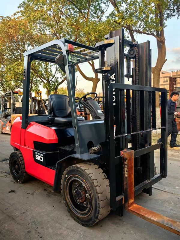 3 tonnes de chariots élévateurs Toyota diesel manuels avec couleur originale et hauteur de levage de 3 m min.