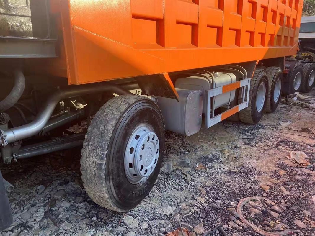 16 Numéro de pneu LHD SINO Camion de décharge d'occasion HOWO 8X4 Camion à décharge lourde avec boîte de vitesses HW