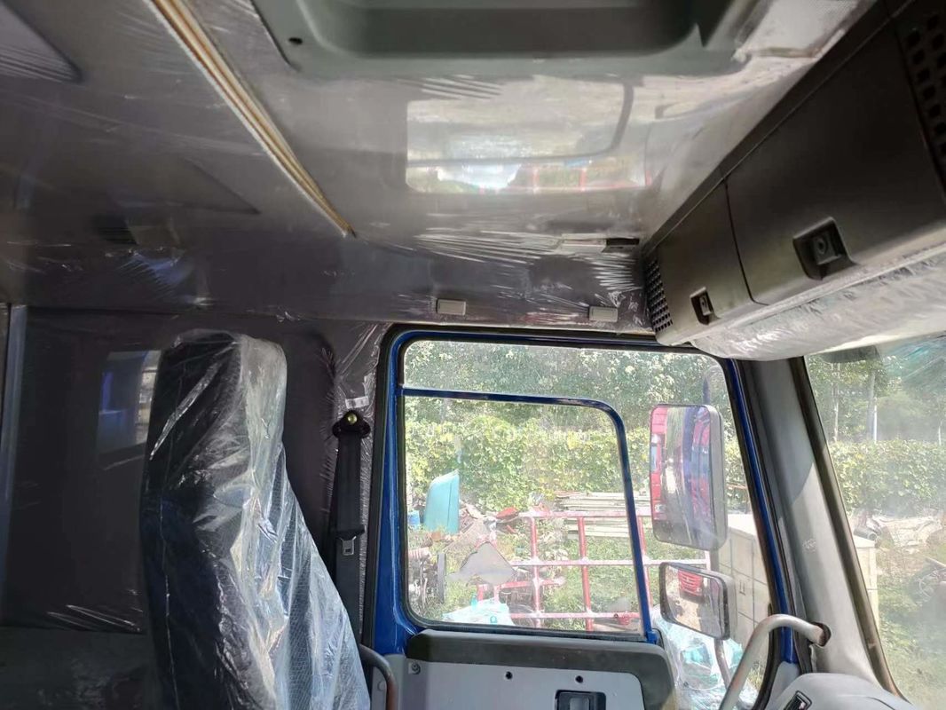 7300*2300*1500 Réservoir de chargement utilisé HOWO 8X4 Camion-déchargeur lourd RHD Camion-déchargeur diesel