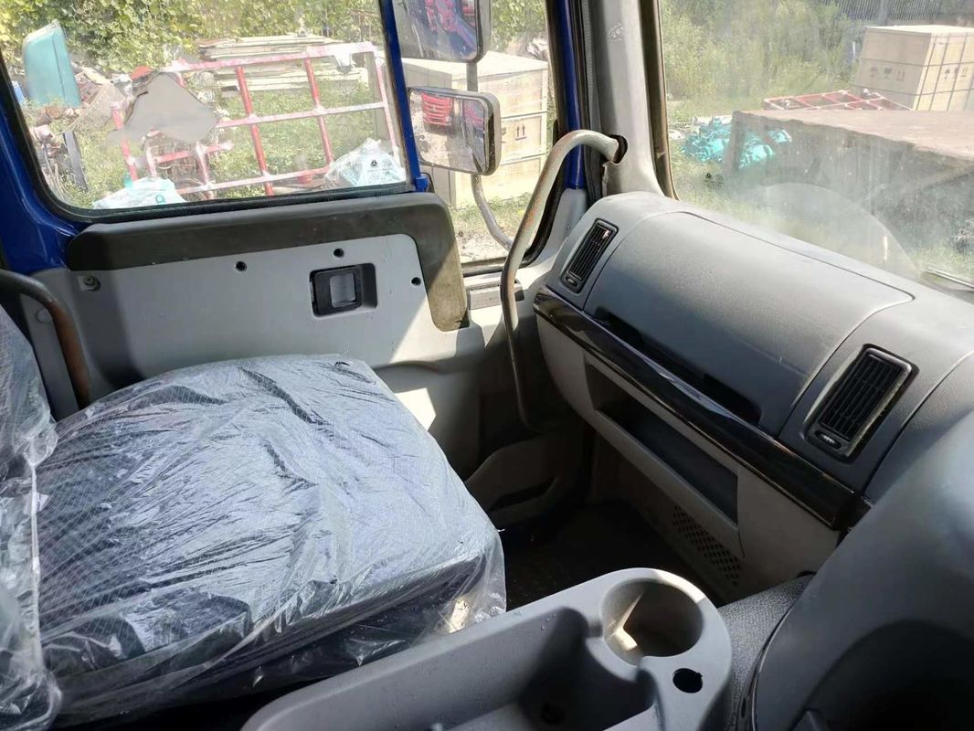 7300*2300*1500 Réservoir de chargement utilisé HOWO 8X4 Camion-déchargeur lourd RHD Camion-déchargeur diesel