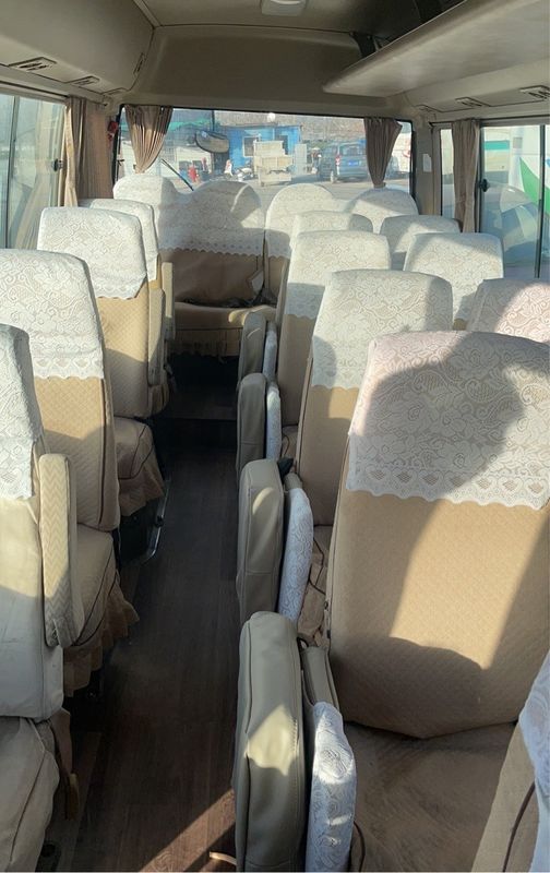 En bon état 30 sièges Toyota Coaster Bus d'occasion avec direction LHD et caractéristiques de luxe