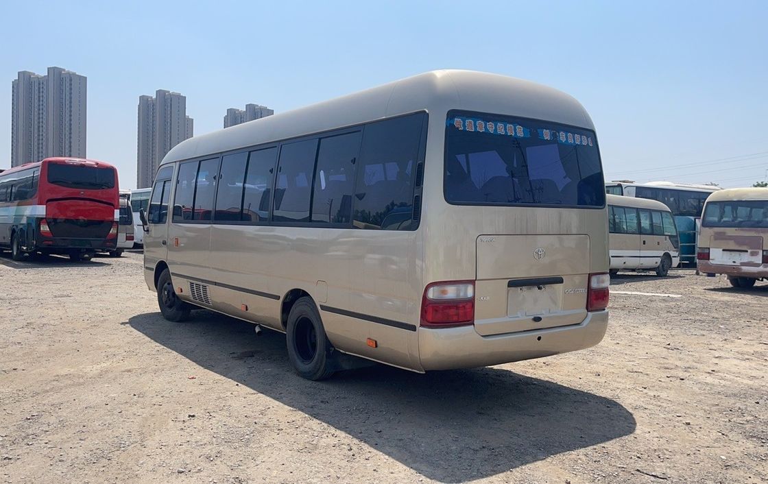 Autobus à transmission manuelle de 17 à 30 places et moteur diesel en bon état