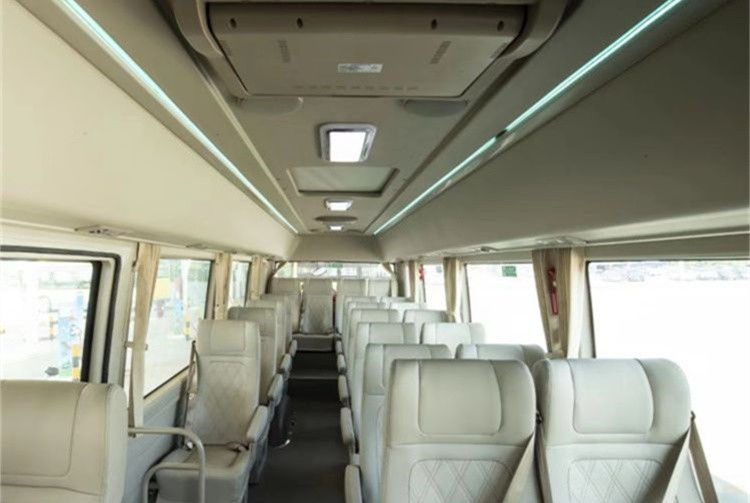 Bus de luxe à moteur diesel 19 places Mini Bus Coaster Bus avec et poids de bord de 4100kg